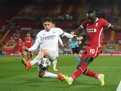 Fede Valverde tapa un pase al área de Mané en Anfield.