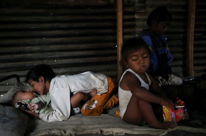 Aryan, un hermano del niño de 10 años Siddharth Dhage, juega con su hermana Akansha en su casa en Aurangabad (India).