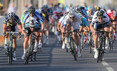 El líder del equipo Omega Pharma, Mark Cavedish (segundo a la izquierda) esprinta hasta la meta en la tercera etapa del Tour de Catar.