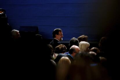 Mariano Rajoy rodeado de otros miembros del Partido Popular durante la convención de su partido.