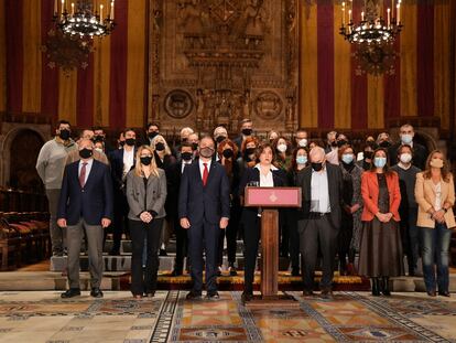 Los 41 concejales de Barcelona durante la lectura de la declaración institucional de condena al ataque Ruso a Ucrania, el pasado 25 de febrero.