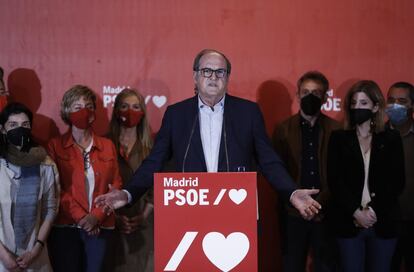 El candidato socialista, Ángel Gabilondo, comparece ante la prensa y sus seguidores, en un hotel de la capital. El PSOE se queda otra vez en la oposición, con el peor resultado de su historia en Madrid: pasa de 37 escaños a 24, los mismos que Más Madrid, que ya lo supera en votos como segundo partido.