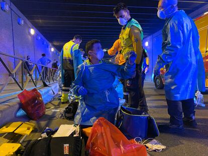 El equipo del Samur atiende a un joven que ha sido asesinado en el túnel de la calle Comercio de Madrid.