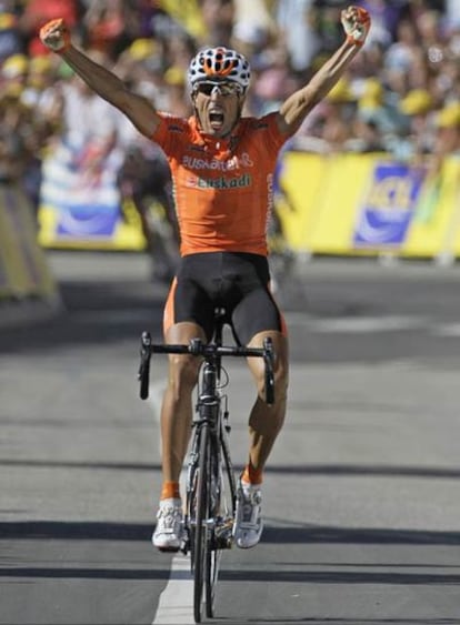 Mikel Astarloza celebra su victoria en la 16ª etapa del Tour.