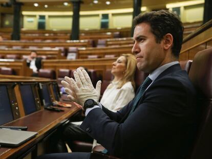 El secretario general del PP, Teodoro García Egea, aplaude con guantes durante una sesión en el Congreso sobre el estado de alarma, el 18 de marzo de 2020.