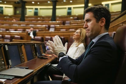 El secretario general del PP, Teodoro García Egea, aplaude con guantes durante una sesión en el Congreso sobre el estado de alarma, el 18 de marzo de 2020.