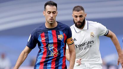 MADRID, SPAIN - OCTOBER 16: Sergio Busquets of FC Barcelona  during the La Liga Santander  match between Real Madrid v FC Barcelona at the Estadio Santiago Bernabeu on October 16, 2022 in Madrid Spain (Photo by David S. Bustamante/Soccrates/Getty Images)