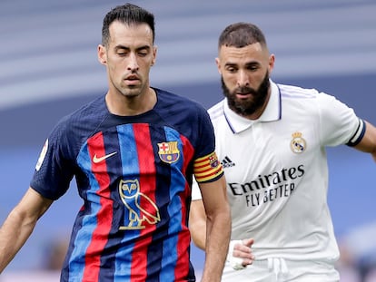 MADRID, SPAIN - OCTOBER 16: Sergio Busquets of FC Barcelona  during the La Liga Santander  match between Real Madrid v FC Barcelona at the Estadio Santiago Bernabeu on October 16, 2022 in Madrid Spain (Photo by David S. Bustamante/Soccrates/Getty Images)