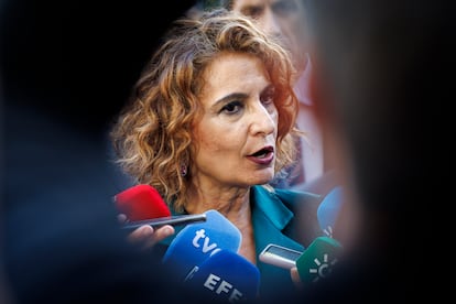 La vicepresidenta primera del Gobierno y ministra de Hacienda, María Jesús Montero, el 1 de abril en Sevilla habló con los medios sobre sus primeras declaraciones tras la sentencia absolutoria del futbolista Dani Alves. 