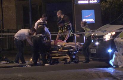 Varios sanitarios atienden a una de las heridas en el ataque en el Puente de Londres en la noche del sábado.