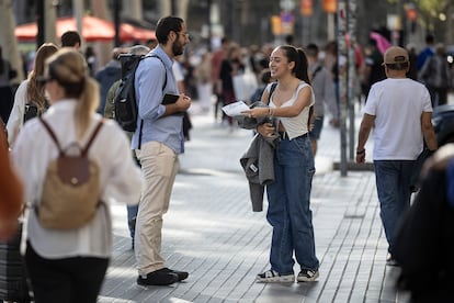 Un promotor del curso de técnicas de estudio Genius, en una plaza del centro de Barcelona.