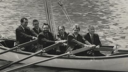 Carlos Ferrer Salat, presidente del Comité Olímpico Español; Josep Miquel Abad, consejero delegado del comité organizador COOB; Narcís Serra, vicepresidente del Gobierno; Jordi Pujol, presidente de la Generalitat de Cataluña; Pasqual Maragall, alcalde de Barcelona y presidente del COOB; y Juan Antonio Samaranch, presidente del Comité Olímpico Internacional, reman juntos a bordo de la barca 'Mare Nostrum' en el puerto de Barcelona, reunidos por EL PAÍS en 1992.