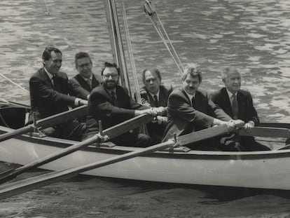 Carlos Ferrer Salat, presidente del Comité Olímpico Español; Josep Miquel Abad, consejero delegado del comité organizador COOB; Narcís Serra, vicepresidente del Gobierno; Jordi Pujol, presidente de la Generalitat de Cataluña; Pasqual Maragall, alcalde de Barcelona y presidente del COOB; y Juan Antonio Samaranch, presidente del Comité Olímpico Internacional, reman juntos a bordo de la barca 'Mare Nostrum' en el puerto de Barcelona, reunidos por EL PAÍS en 1992.