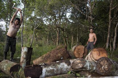 Un miembro de las FARC preparando leña para una barbacoa, en un campamento de los Llanos del Yarí (Colombia).