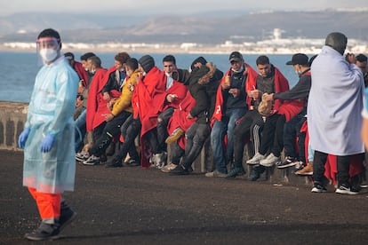 Salvamento Marítimo socorrió a 86 inmigrantes magrebíes localizados a bordo de dos lanchas neumáticas en aguas próximas a Lanzarote el 20 de diciembre.