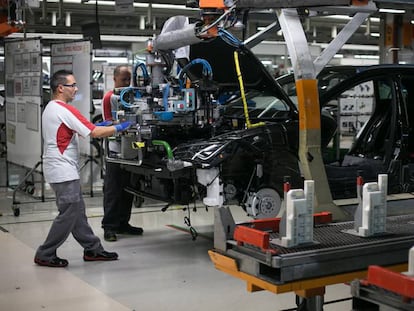 Varios trabajadores, en la fábrica de Seat de Martorell.