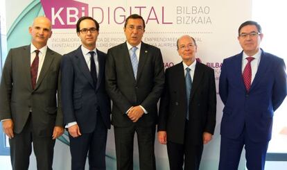 Representantes de Euskaltel, BBVA y Dominion, con el alcalde de Bilbao, Ibon Areso y el diputado general de Bizkaia, Jos Luis Bilbao