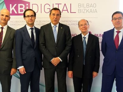 Representantes de Euskaltel, BBVA y Dominion, con el alcalde de Bilbao, Ibon Areso y el diputado general de Bizkaia, José Luis Bilbao