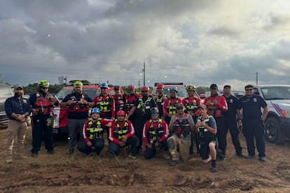 Miembros de la Fundación 911 y bomberos de Coahuila, en Texas, el 7 de julio.