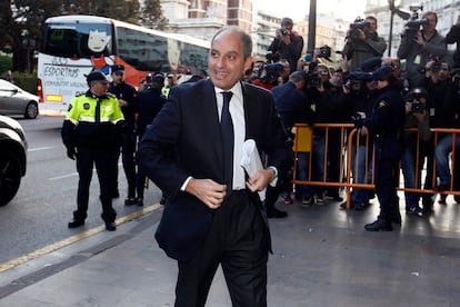 El expresidente de la Generalitat Francisco Camps, a su llegada al Tribunal Superior de Justicia de la Comunidad Valenciana en la segunda jornada del juicio por el 'caso de los trajes', en 2019.