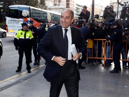 El expresidente de la Generalitat Francisco Camps, a su llegada al Tribunal Superior de Justicia de la Comunidad Valenciana en la segunda jornada del juicio por el 'caso de los trajes', en 2019.