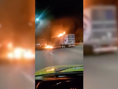Captura de un video que muestra los camiones incendiados tras los disturbios en Nuevo Laredo (Tamaulipas).