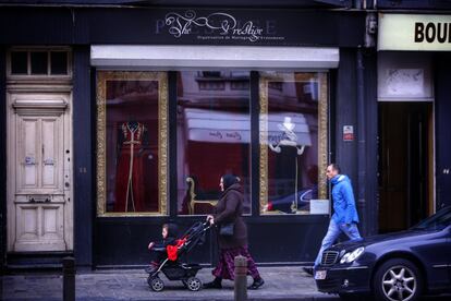 No es la primera vez que el barrio de Schaerbeek, donde viven más de 127.000 personas, ha sido elegido por los terroristas para preparar atentados. En enero se descubrieron huellas de Salah Abdeslam en una vivienda de la zona utilizada como piso franco antes de los atentados de París.