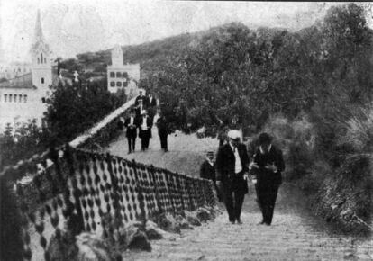 Gaudí acompaña a un grupo de marineros argentinos en su visita al Pärk Güell en 1915, en una imagen muy poco conocida del arquitecto.