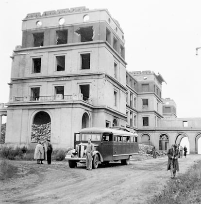 Un grupo de turistas de las rutas nacionales, durante una visita a Oviedo en 1938.