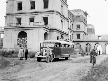 Un grupo de turistas de las rutas nacionales, durante una visita a Oviedo en 1938.