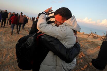 Dos palestinos, desplazados del norte al sur durante la invasión israelí, se abrazan durante su caminata hacia casa. 