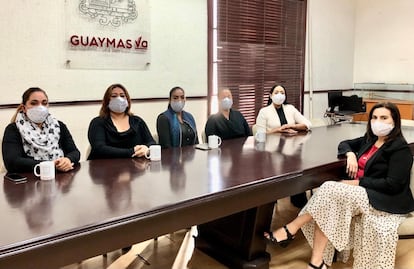 Integrantes del colectivo Guerreras Buscadoras, a la izquierda, y la alcaldesa Sara Valle, este viernes, en Guaymas.