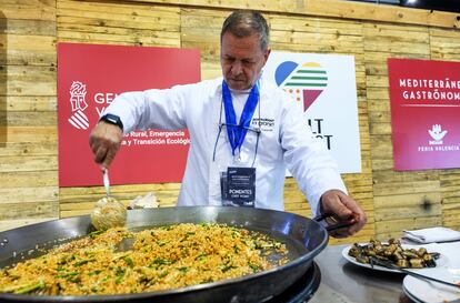 Adolfo Cuquerella, dueño del restaurante La Granja de Sueca, en el Concurs Internacional de Paella Valenciana.