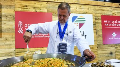 Adolfo Cuquerella, dueño del restaurante La Granja de Sueca, en el Concurs Internacional de Paella Valenciana.