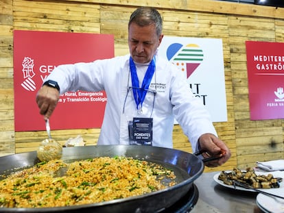 Adolfo Cuquerella, dueño del restaurante La Granja de Sueca, en el Concurs Internacional de Paella Valenciana.