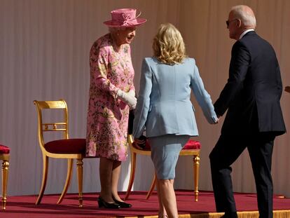 A rainha Elizabeth II cumprimenta o presidente Joe Biden e sua esposa, Jill, no castelo de Windsor, em Londres, em 13 de junho.