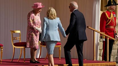 A rainha Elizabeth II cumprimenta o presidente Joe Biden e sua esposa, Jill, no castelo de Windsor, em Londres, em 13 de junho.