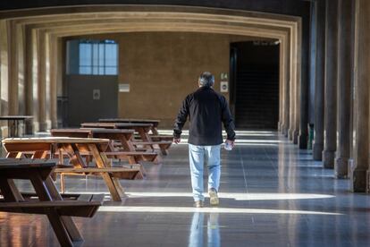 Un empleado de la escuela camina por la zona del comedor exterior del colegio, ahora cerrado. Buena parte del San Ignacio no ha pisado las aulas desde hace 12 meses. En este nuevo curso 2021, que arrancó a comienzos de marzo, el objetivo era la entrada escalonada de los estudiantes, pero la situación sanitaria del centro de Santiago los ha obligado a posponer sus planes.