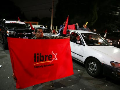 Seguidores de Xiomara Castro, en las calles de Tegucigalpa, este lunes.