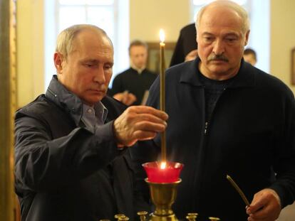 Putin y Lukashenko el pasado verano en un templo de la región de Leningrado.