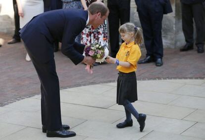 Guillermo de Inglaterra recibe unas flores a su llegada el lunes a la Universidad de Oxford.