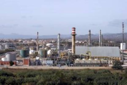 Imagen de la planta de Repsol Química en la Pobla de Mafumet, en el polígono norte de Tarragona, donde esta madrugada ha tenido lugar una fuerte explosión que ha provocado un incendio que ha afectado a un reactor de la planta de baja densidad y, aunque el accidente no ha provocado heridos ni afectación exterior, sí ha causado alarma entre la población.