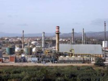 Imagen de la planta de Repsol Química en la Pobla de Mafumet, en el polígono norte de Tarragona, donde esta madrugada ha tenido lugar una fuerte explosión que ha provocado un incendio que ha afectado a un reactor de la planta de baja densidad y, aunque el accidente no ha provocado heridos ni afectación exterior, sí ha causado alarma entre la población.