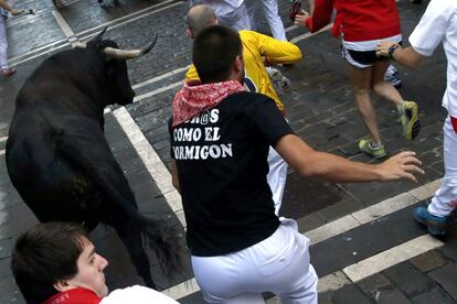 Toro de la ganadería de Cebada Gago, que han protagonizado un encierro muy peligroso, con al menos cinco heridos por asta, pasa por la curva de Mercaderes durante el segundo encierro de los Sanfermines de 2016.