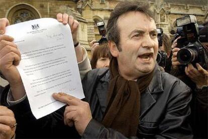 Gerry Conlon muestra la carta de disculpa de Tony Blair frente al Parlamento británico.