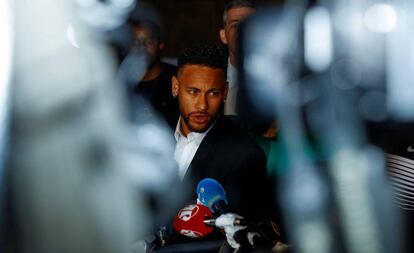 Neymar Jr., a su salida de la Comisaría de Defensa de la Mujer en São Paulo.