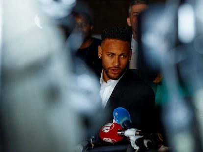 Neymar ao sair da Delegacia de Defesa da Mulher em São Paulo.