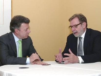 Juan Manuel Santos, presidente de Colombia junto con el consejero delegado del Grupo Prisa y presidente del diario El País, Juan Luis Cebrián.