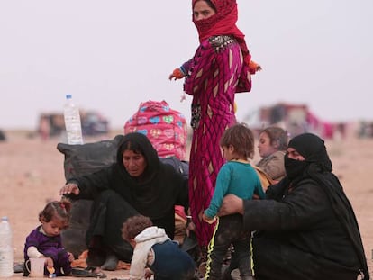 Uma família de refugiados em Hasaka, na Síria, depois de fugir da violência de Mosul (Iraque).