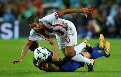 Mehdi Carcela-Gónzalez cae sobre el jugador del Barcelona Sergio Roberto.